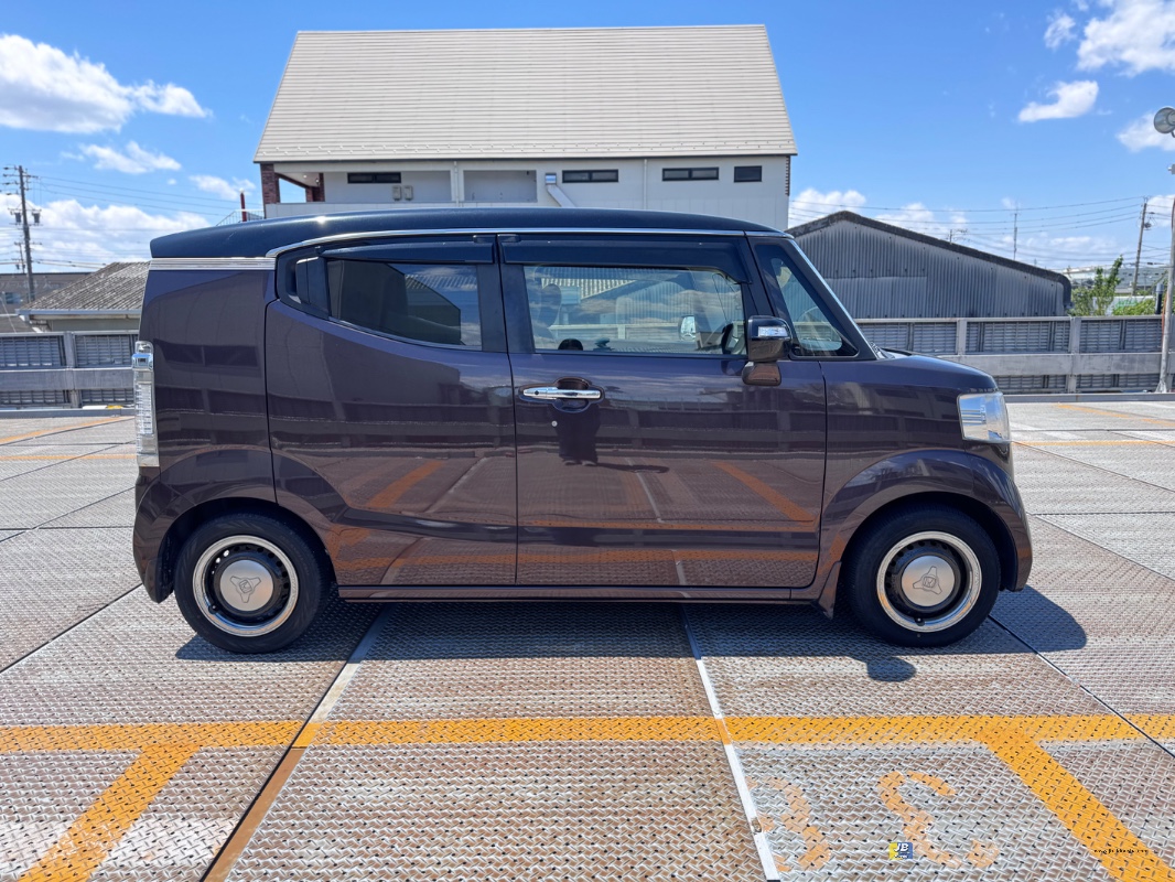 N-BOX SLASH