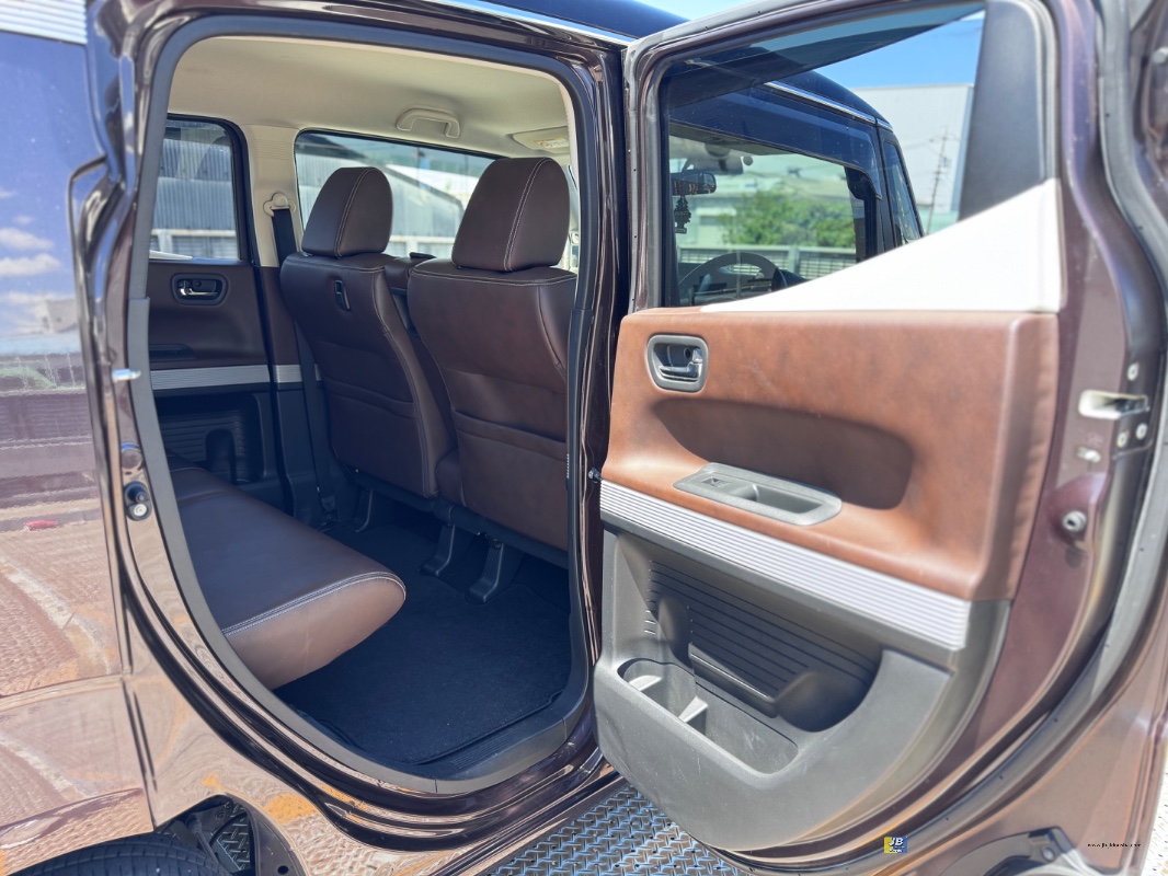 N-BOX SLASH
